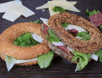 Κουλούρι Θεσσαλονίκης με prosciutto