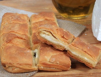 Πιτάκια χωριάτικα με φέτα Χαλικιδικής